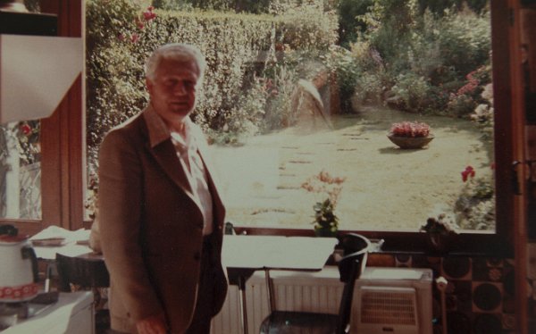 1977 - Gaston et son jardin.jpg